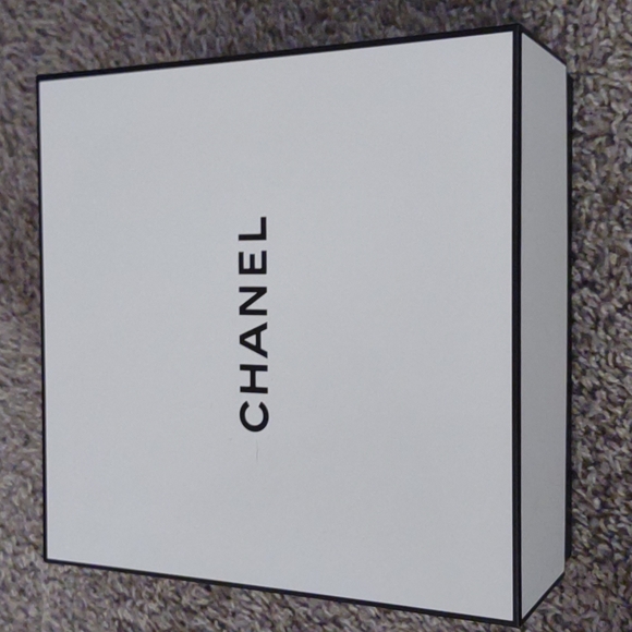 Authentic Chanel Gift Box - Picture 1 of 12